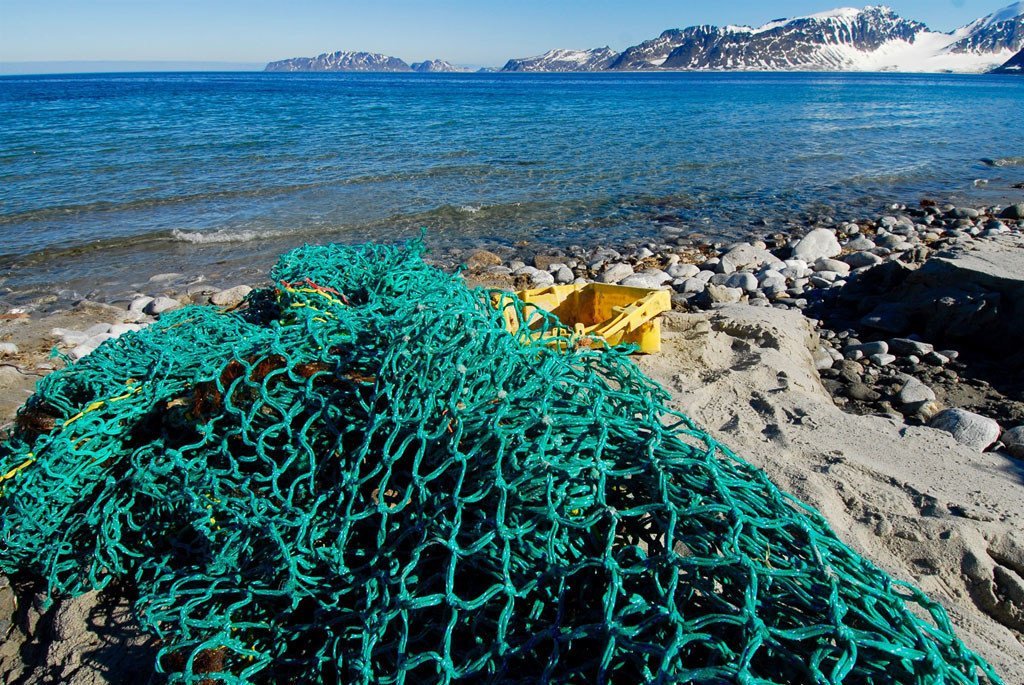 Las redes abandonadas en los fondos marinos son devueltas en ocasiones a las playas. Esta basura marina supone un gran peligro tanto dentro de nuestros mares como en las playas.