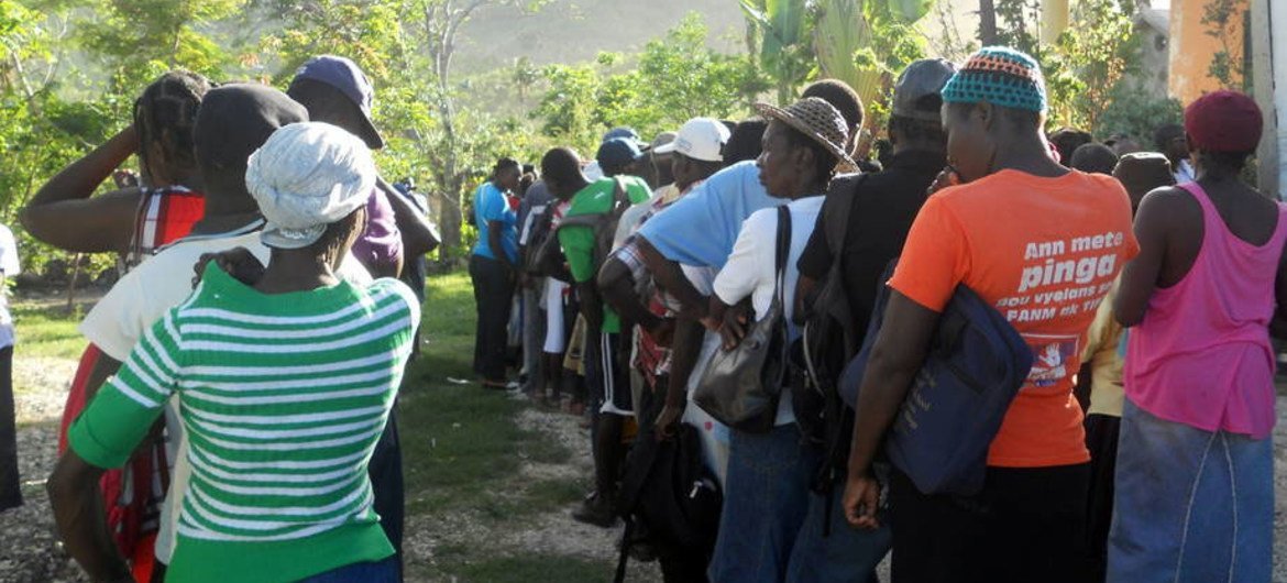 يصطف الأشخاص لتلقي البذور في جيرمي في هايتي، واحدة من المناطق الأكثر تضررا من إعصار ماثيو. المصدر: الفاو / جوستين تكسييه