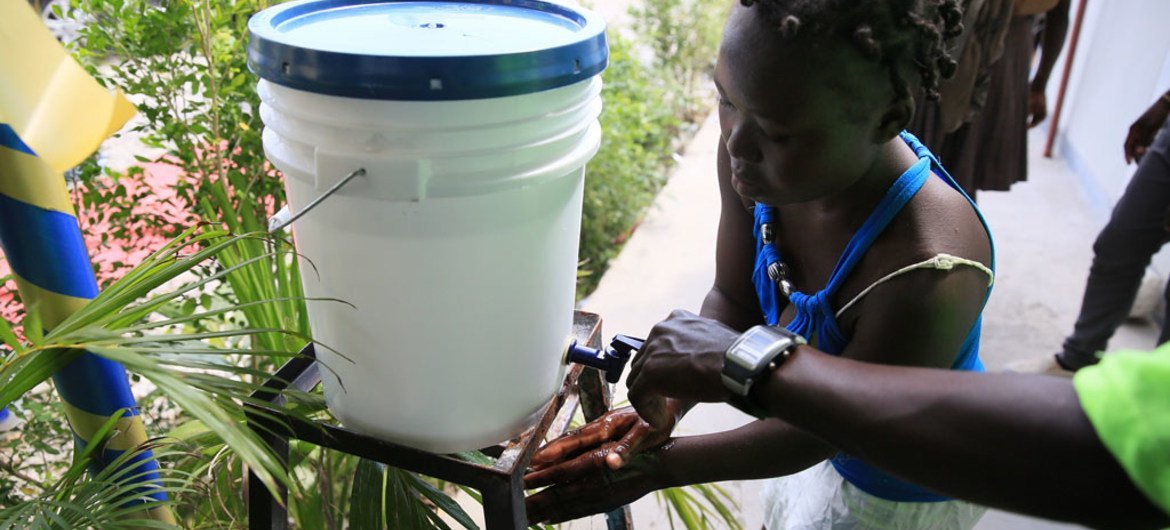 Se laver les mains est crucial pour prévenir le choléra et les autres maladies diarrhéiques après le passage de l'ouragan Matthew en Haïti. Photo OPS
