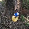 Эта пятилетняя девочка бежала из Южного Судана со своим отцом. Он купил ей платье в  комиссионке за несколько дней  до того, как они покинули родные  места.  Это единственное  платье у девочки, которая со своим папой нашла приют в Демократической Республи