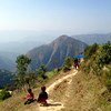 Des enfants jouent le long d'un sentier de montagne dans le district d'Arghakhanchi au Népal.
