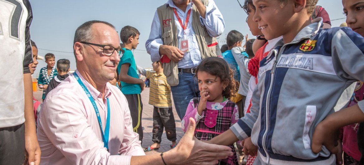 خيرت كابالاري المدير الإقليمي لليونيسيف لمنطقة الشرق الأوسط وشمال أفريقيا يلتقي بأطفال وعائلات في مخيم للنازحين في العراق.