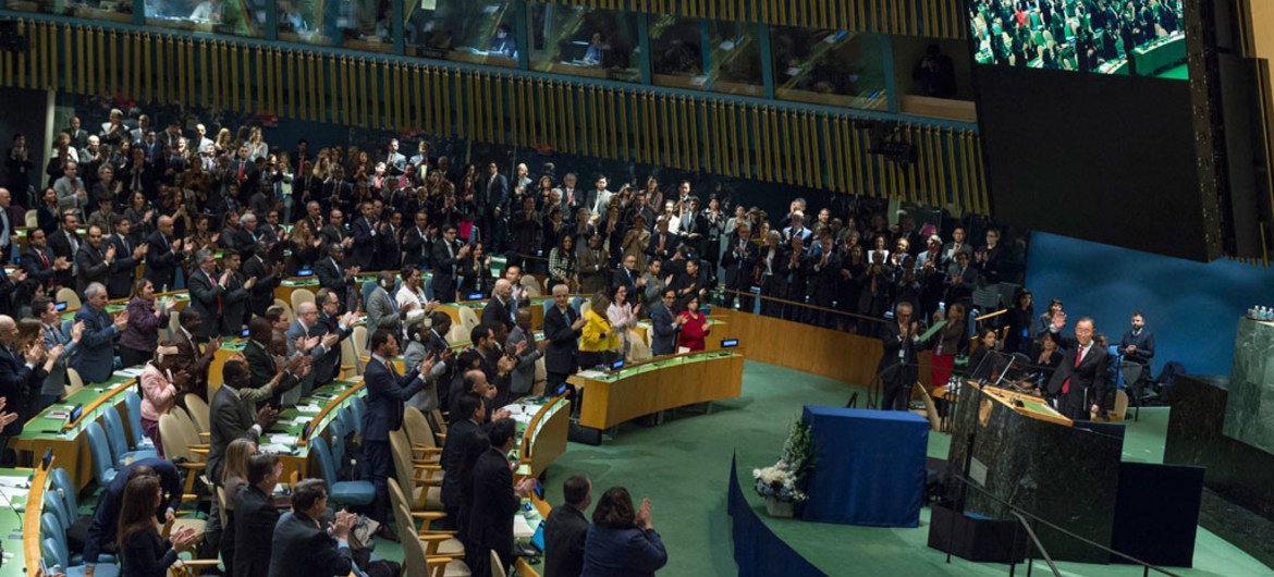 الجمعية العامة تكرم الأمين العام بان كي مون بحفاوة بالغة. المصدر: الأمم المتحدة / إسكندر ديبيبى