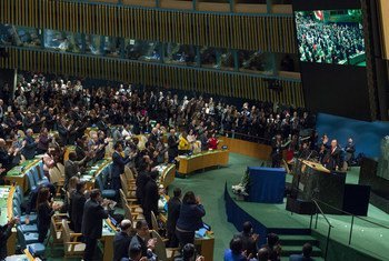 L'Assemblée générale des Nations Unies applaudit le Secrétaire général Ban Ki-moon après l'adoption d'une résolution lui rendant hommage. Photo ONU/Eskinder Debebe