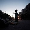 一名站在废墟上的阿勒颇儿童。人道事务协调厅图片/Romenzi