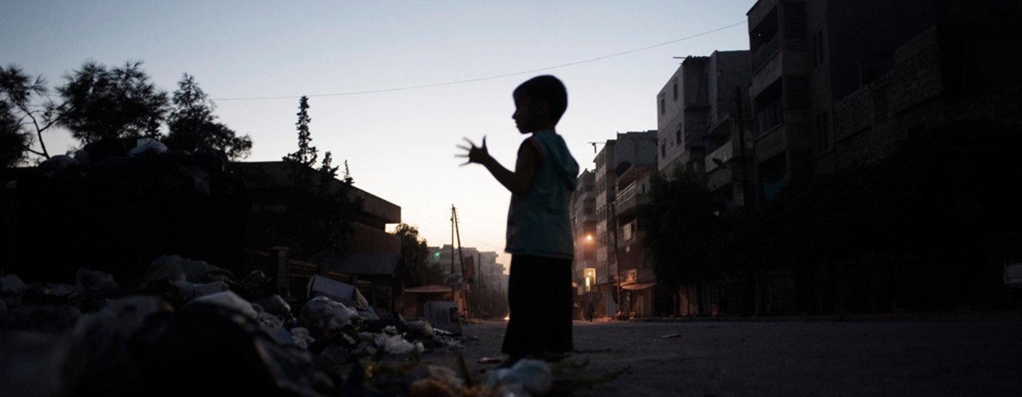 Un niño observa la destrucción en Alepo.