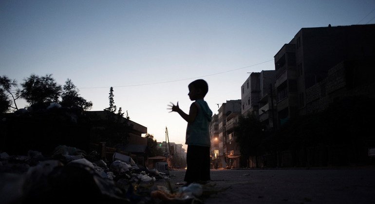 Un niño observa la destrucción en Alepo.