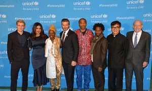 De gauche à droite: les Ambassadeurs itinérants de l'UNICEF Orlando Bloom, Priyanka Chopra, Angélique Kidjo, David Beckham, Femi Kuti, Ishmael Beah, Jackie Chan et le Directeur exécutif de l'UNICEF Anthony Lake aux commémorations du 70ème anniversaire de l'UNICEF au siège de l'ONU.