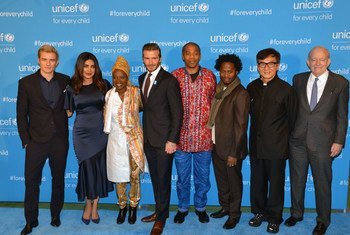 De gauche à droite: les Ambassadeurs itinérants de l'UNICEF Orlando Bloom, Priyanka Chopra, Angélique Kidjo, David Beckham, Femi Kuti, Ishmael Beah, Jackie Chan et le Directeur exécutif de l'UNICEF Anthony Lake aux commémorations du 70ème anniversaire de 