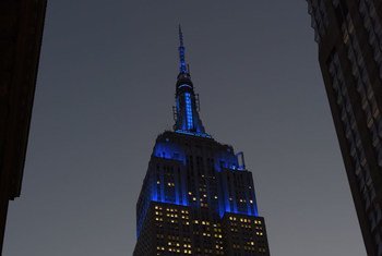 El Empire State iluminado de azul para conmemorar los 70 años de UNICEF. Foto: UNICEF/Susan Markisz