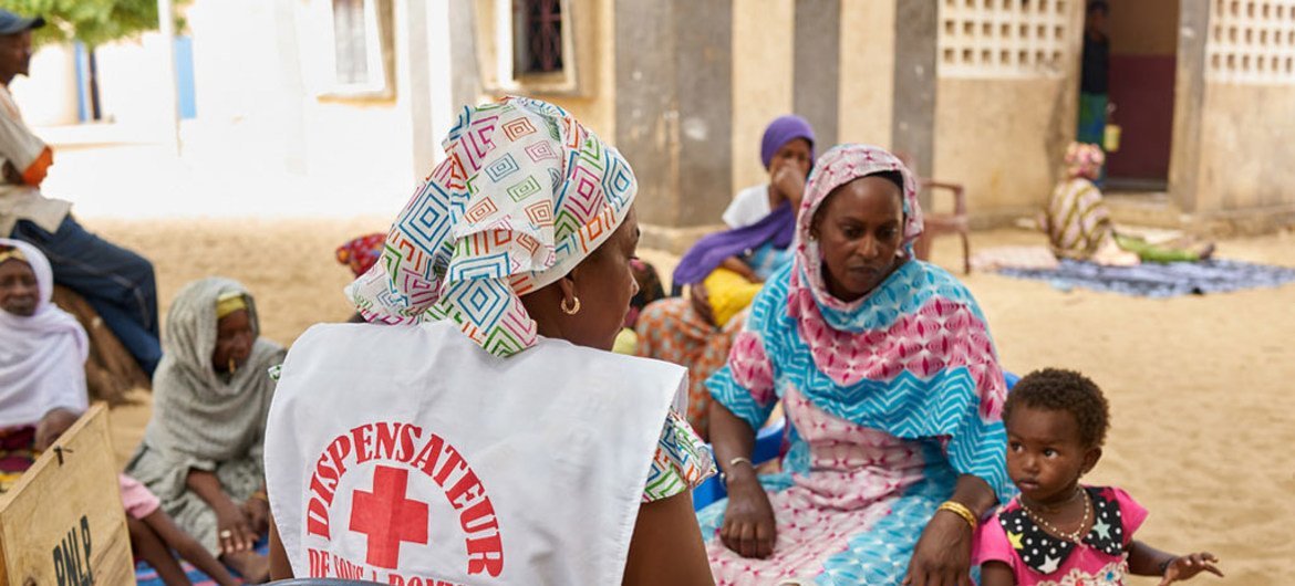 塞内加尔一位医务人员正在一个村庄为人们提供保健服务，包括疟疾治疗。 全球基金图片/Nana Kofi Acquah