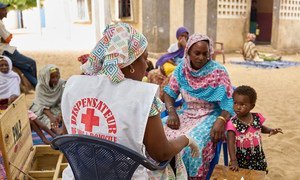 Une professionnelle de santé dans un village près de Kayar, au Sénégal, fournit des soins à des patients, dont des traitements contre le paludisme.