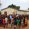 2016年12月，聚集在一个教堂外的中非共和国流离失所者。儿基会图片/Daniel Timme