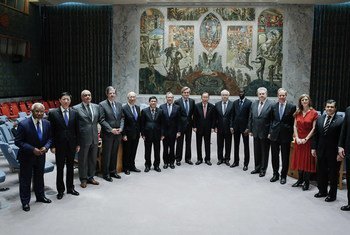 Le Secrétaire général de l'ONU, Ban Ki-moon, dont le second mandat arrive à son terme à la fin de cette année, pose avec les représentants des membres du Conseil de sécurité. Photo ONU/Evan Schneider