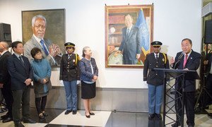 Secretary-General Ban Ki-moon (right) speaks at a ceremony to unveil his official portrait, as his tenure draws to a close at the end of the year.