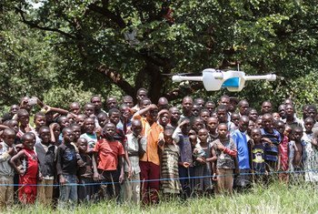 马拉维儿童在观看联合国儿童基金会和该国政府使用无人机运送艾滋病检测样本实验。
