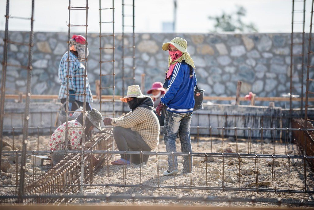 泰国从事建筑和家政服务业的移徙女工经常受到歧视，往往缺乏劳动保护。