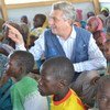 Le Haut-Commissaire des Nations Unies pour les réfugiés, Filippo Grandi à Baga Sola, au Tchad, avec des enfants réfugiés dans une salle de classe du camp Dar es Salam.