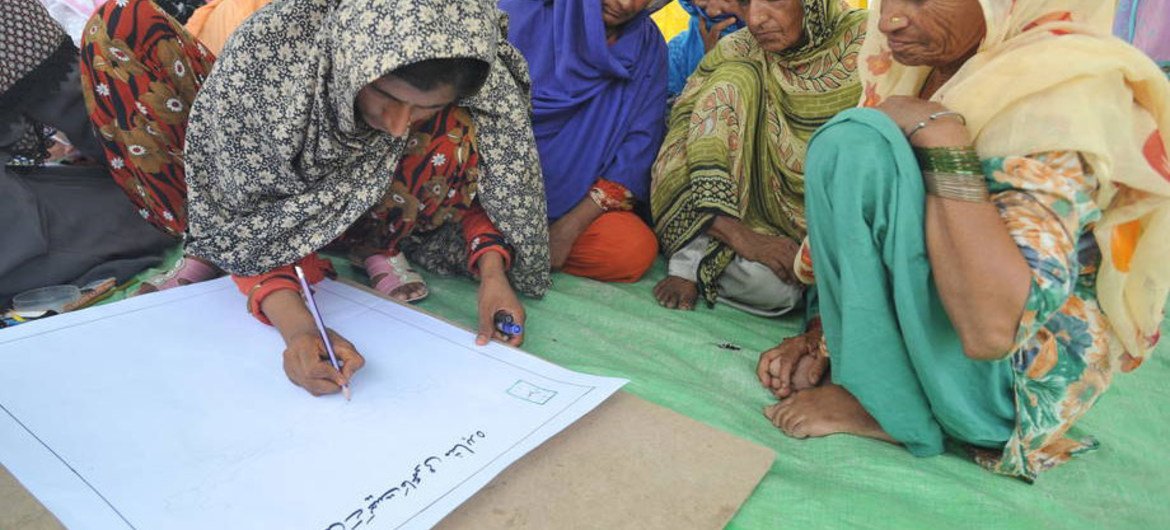 Women in Pakistan build their knowledge and skills at an FAO-supported rural livelihoods school.