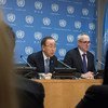 الأمين العام بان كي مون (إلى اليسار)  في مؤتمره الصحفي الاخيرة في مقر الأمم المتحدة،  وإلى جانبه المتحدث باسمه ستيفان دوجاريك. المصدر: الأمم المتحدة / إسكندر ديبيبى