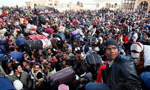 des milliers de travailleurs migrants, principalement d'Egypte et de Tunisie, attendent de passer la frontière entre la Tunisie et la Libye.(archives) Photo ONU/HCR/A Duclos