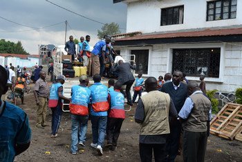 Des opérateurs de saisie en République démocratique du Congo (RDC) reçoivent des kits électoraux du bureau de la Commission nationale électorale indépendante pour être déployé dans les différents centres de vote de la ville de Goma. (archive)