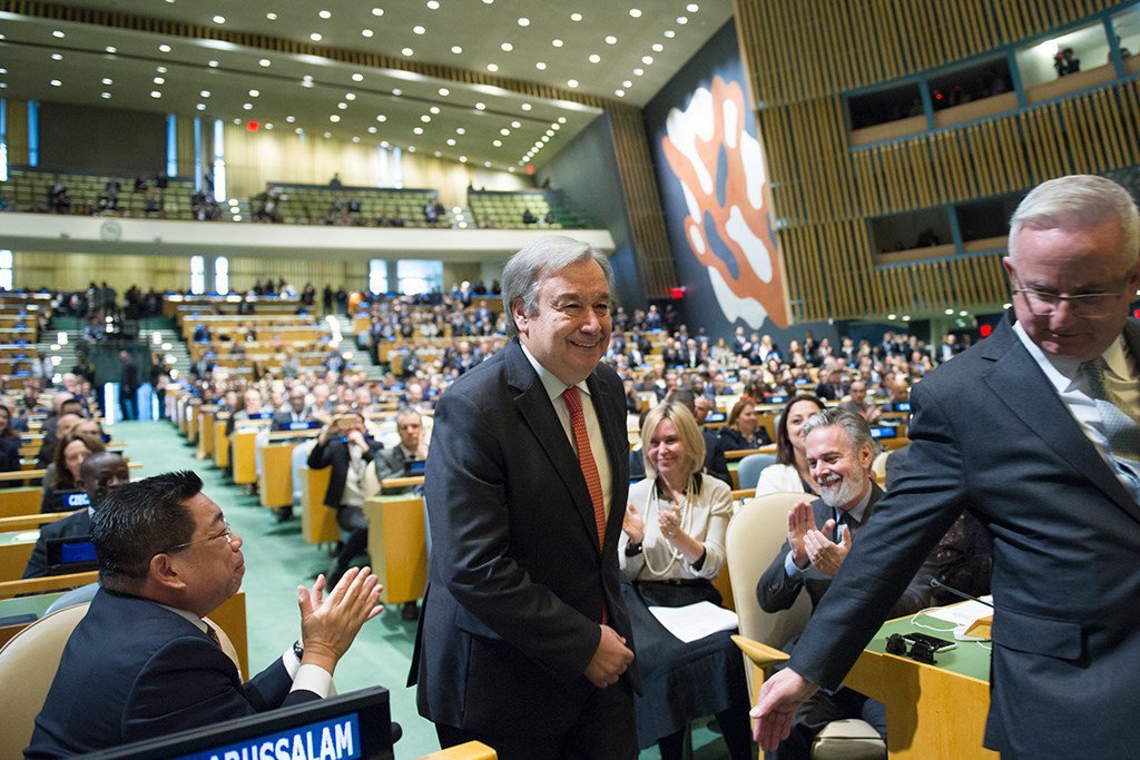 安东尼奥·古特雷斯在被联合国大会任命为联合国下一任秘书长后，由礼宾司司长陪同走上讲台。