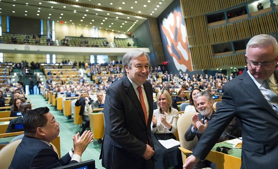 安东尼奥·古特雷斯在被联合国大会任命为联合国下一任秘书长后，由礼宾司司长陪同走上讲台。