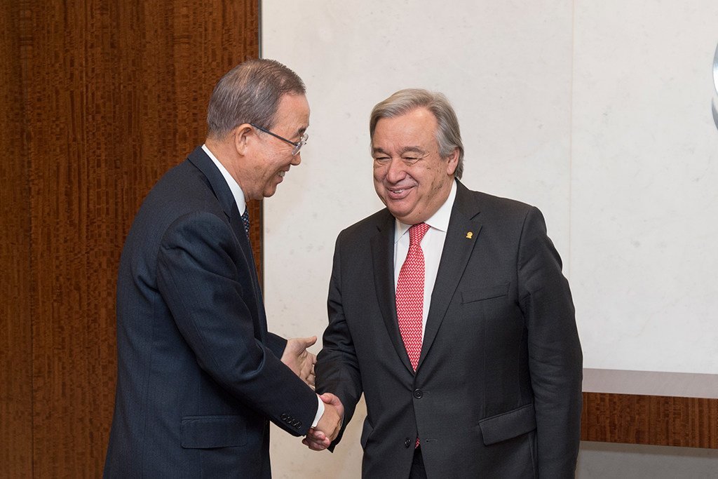 El secretario general de la ONU , Ban Ki-moon, le da la mano a António Guterres.