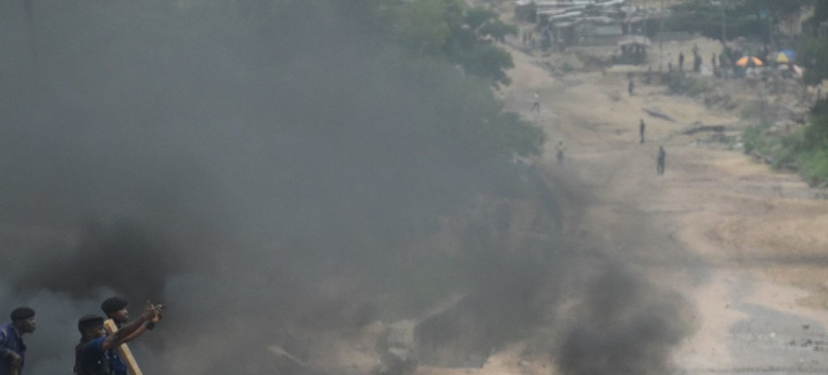 El fuego arde en las calles de Kinshasa durante las manifestaciones en la República Democrática del Congo el 20 de Diciembre de 2016. Foto: MONUSCO