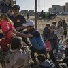 أسر تفر من الموصل، العراق، متوجهة الى موقع للجيش في حي سماح حيث سيتم نقلهم بعيدا عن القتال العنيف. المصدر: مفوضية شؤون اللاجئين / ايفور بريكيت