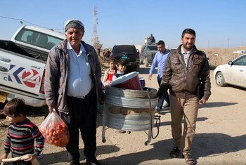Des personnes arrivent au camp Khazer, un abri sûr pour plus de 6.000 Iraquiens qui ont fui les combats à Mossoul situé à 45 kilomètres.