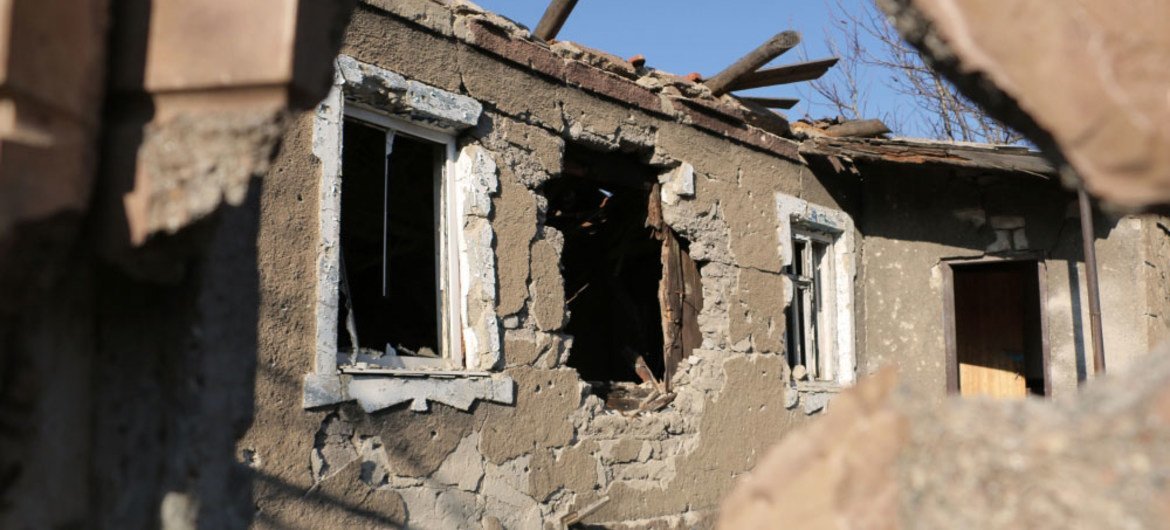 Des maisons endommagées par les combats sur la ligne de front en Ukraine.