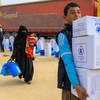 在伊拉克摩苏尔东部，一些家庭正在领取援助物资。儿基会图片/Wathiq Khuzaie