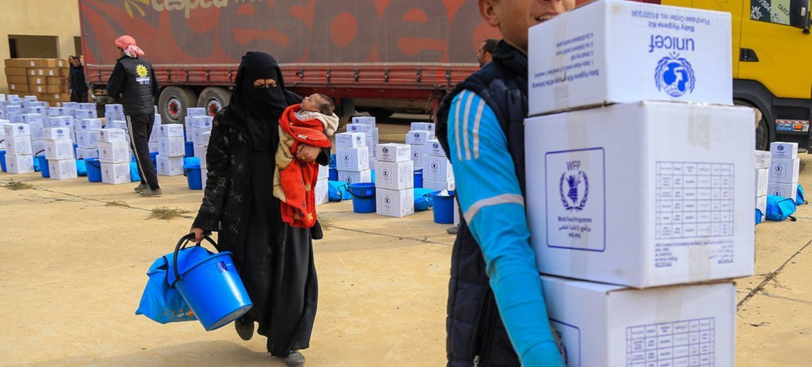 Жители города Мосул получают гуманитарную помощь. Фото ЮНИСЕФ