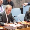 Le Président du Conseil de sécurité, Olof Skoog (à gauche - Représentant permanent de la Suède), lit une déclaration présidentielle du Conseil sur la situation en République démocratique du Congo (RDC). Photo ONU/Eskinder Debebe