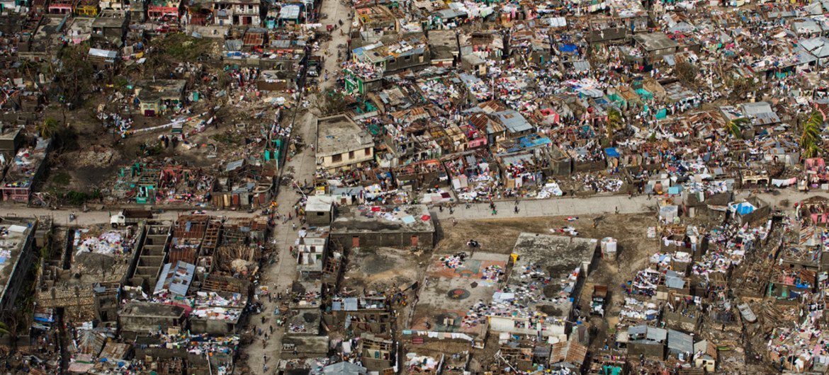 Vista aérea tras el paso del huracán Matthew en Haití. Foto: ONU/Logan Abassi.