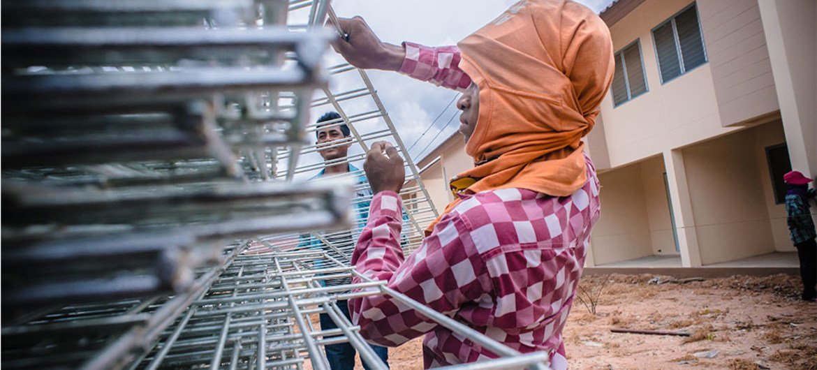 Migrant workers, like these in northern Thailand, often work in high-risk sectors, such as construction. The ILO works to strengthen national occupational safety and health systems to improve protection of migrant workers.