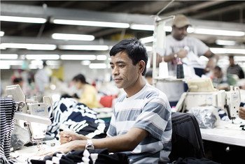 在约旦，国际劳工组织帮助国家合作伙伴改善制衣厂移民工人的劳动条件和就业合同。