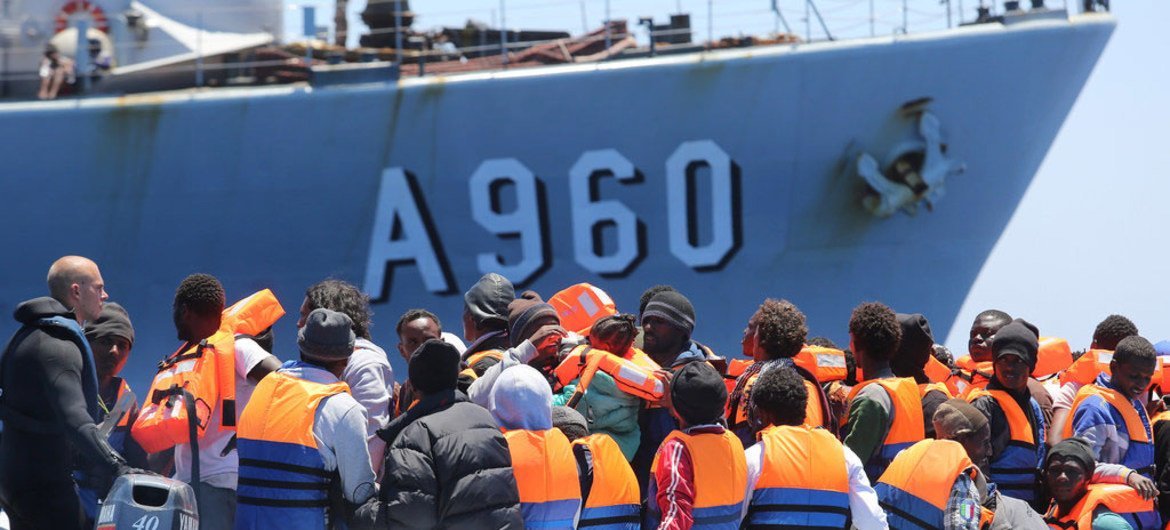 Migrantes y refugiados rescatados en el Mediterráneo, cerca de las costas de Sicilia, Italia.