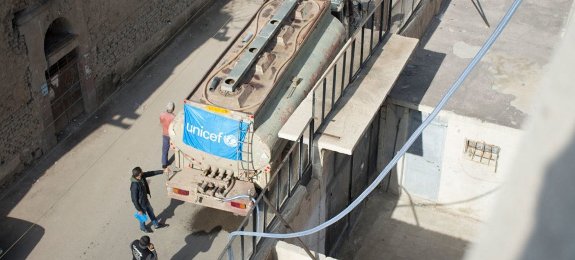 اليونيسف تنقل المياه عبر الشاحنات إلى عدد من المدارس بالعاصمة السورية دمشق.UNICEF/Muhannad Al- Asadi