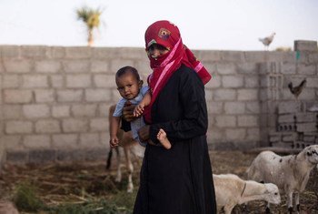 Une femme yéménite avec son enfant. Photo FAO/Rawan Shaif (archives)