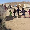 Дети играют в одном из лагерей  для перемещенных лиц в  Афганистане. Фото ООН