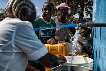 Thanks to a water supply system funded by MINUSTAH, 18,000 people are now able to collect clean water in the remote neighbourhood of Los Palis, commune of Hinche, Haiti.