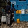 Des habitants du quartier de Los Palis, dans la commune d'Hinche, en Haïti, collectent de l'eau propre grâce à un système d'acheminement financé par l'ONU (archives).