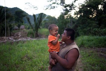 Au Belize, Abner, deux ans rie dans les bras de son père, James Choc.