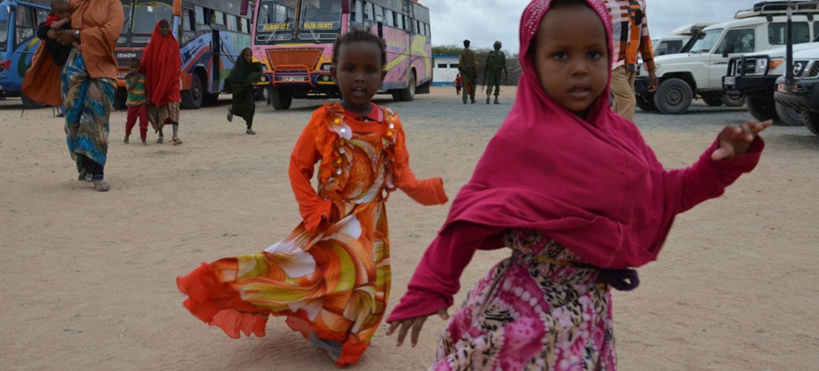 在肯尼亚的达达布难民营度过6年之后，索马里难民阿马尔决定带着她三岁的双胞胎女儿一起返回索马里。难民署图片/ Assadullah Nasrullah