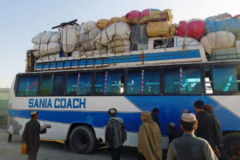 Un bus transportant des familles afghanes de retour du Pakistan en janvier 2017. 