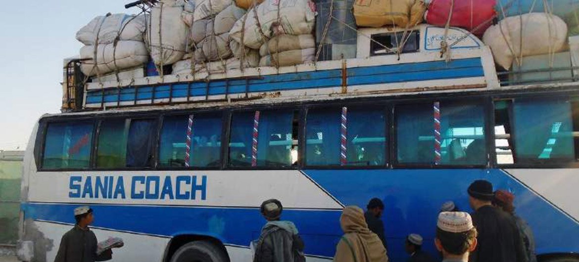 Автобус перевозит семьи афганских беженцев  с Пакистана в афганскую провинцию Кандагар. Фото МОМ