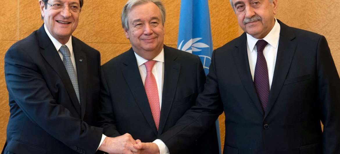 Le Secrétaire général des Nations Unies, António Guterres (au centre), aux côtés du dirigeant chypriote turc, Mustafa Akinci (à droite) et du dirigeant chypriote grec, Nicos Anastasiades (à gauche), lors de la Conférence sur Chypre à Genève en janvier 2017.